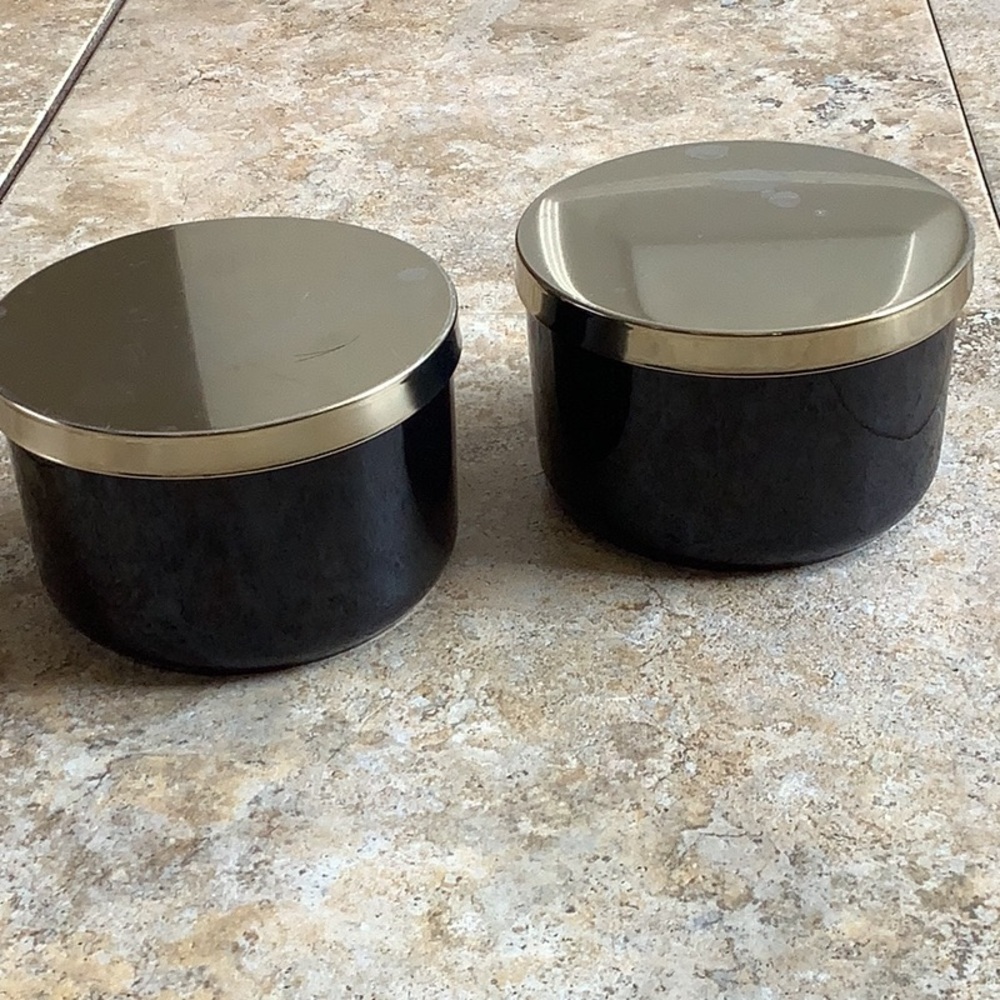 New in box 2 ceramic consumers with metal lids